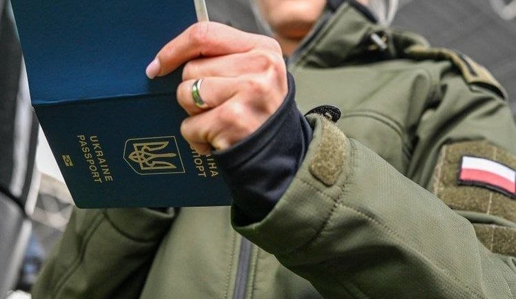 ЕС может остановить предоставлять временную защиту военнообязанным украинцам, - Rzeczpospolita