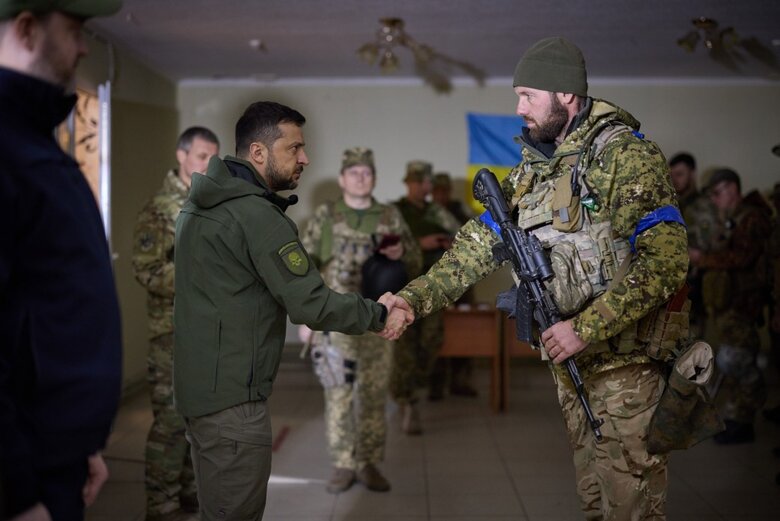 Зеленський нагородив українських захисників на Харківщині 01