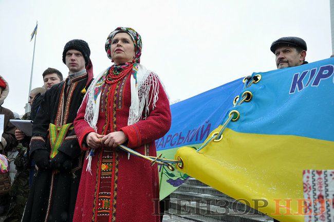 Українські казначеї розгорнули в центрі Києва найдовший прапор України 04
