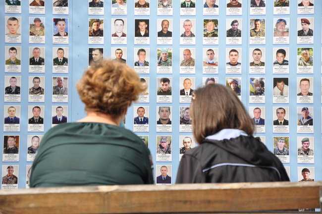 Память павших за Украину почтили на Михайловской площади 11