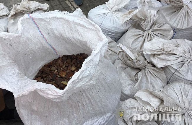 Правоохоронці перешкодили вивезенню за кордон під виглядом пелет понад тисячі кілограмів бурштину 02