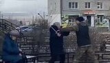 герой сво б’є пенсіонерку