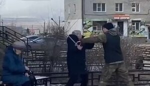 "Герой СВО" відібрав ціпок у 86-річної пенсіонерки та вдарив її: "Не рассказывай мне сказки, сука #баная!". ВIДЕО