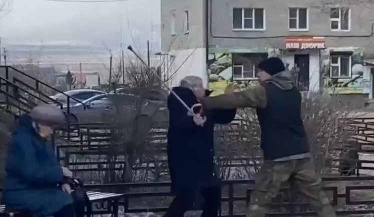 "Герой СВО" відібрав ціпок у 86-річної пенсіонерки та вдарив її: "Не рассказывай мне сказки, сука #баная!". ВIДЕО
