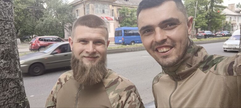 Піхотинець Віктор Чонговай: Якби в мене не було сім’ї, я б сів на візок, в якому переміщуюсь, позаду ще один причепив, наклав би туди патронів, взяв автомата і їхав би за своїм командиром 07