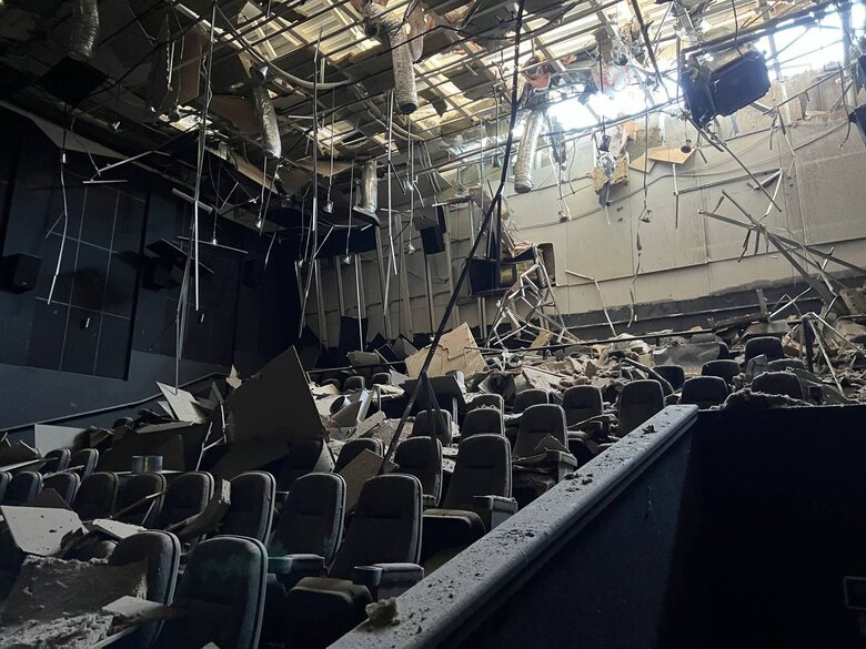 Multiplex показал фото разрушенных войной кинозалов. Фоторепортаж из Мариуполя и других городов 08