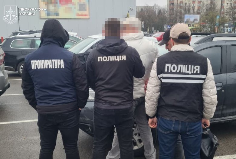 У Львові викладач за $10 тисяч обіцяв незаконний виїзд за кордон