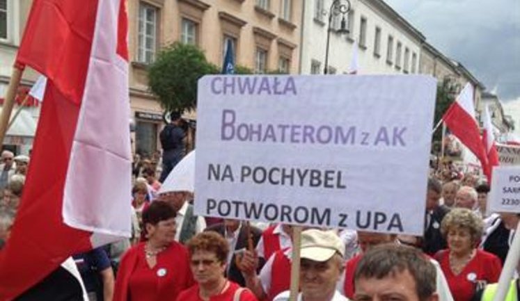 Тысячи поляков протестуют против украинских героев: "Бандера - не герой!", "УПА - не Украина". ФОТО