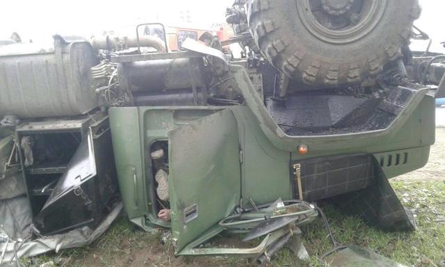 Военный грузовик перевернулся в Запорожье: погиб водитель 03