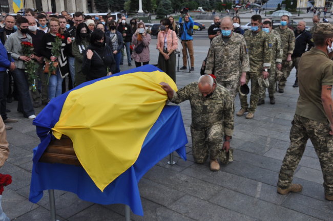 С погибшим Героем Украины Тарасом Матвиивым простились на Майдане Незалежности в Киеве 77
