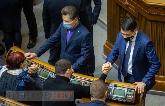 Розповідь Медведчука, обійми від Балоги, нарада у Верещук, дискусія Гетманцева і привітання Разумкова Халимону, - день роботи ВР 1 грудня 10