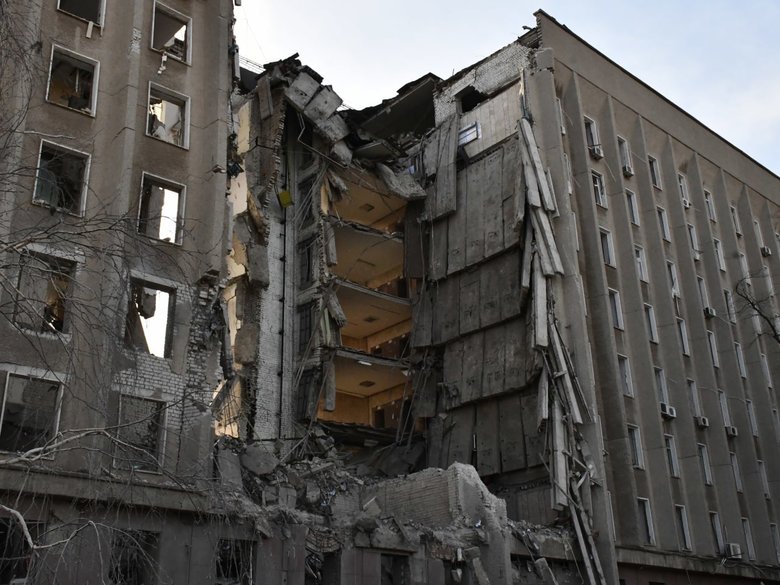 Кількість жертв російського обстрілу будівлі Миколаївської ОДА зросла до 7 осіб, 22 - поранені, - ДСНС 04