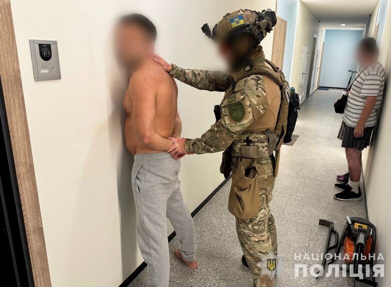 Працівники пошти викрадали з відправлень дрони і перепродавали їх
