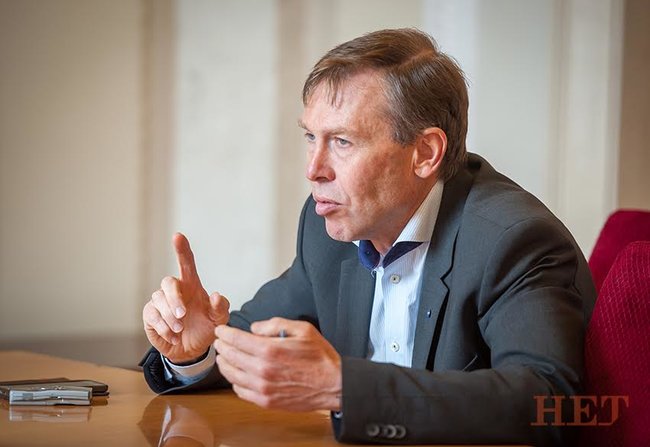 Захід чи Схід: чи змінює Україна свій вектор? Думки депутатів 05