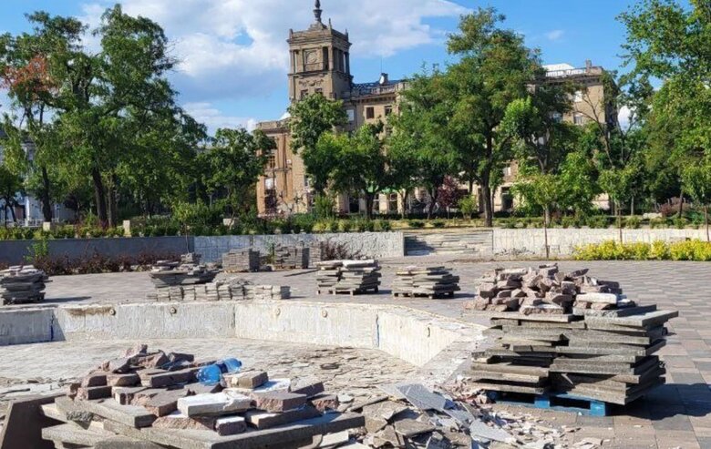 Рашисты разобрали и украли фонтан из Театрального сквера оккупированного Мариуполя, - Андрющенко 01