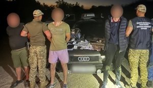 З попереджувальними пострілами та погонею: на Закарпатті затримали переправника з "клієнтами". ФОТОрепортаж