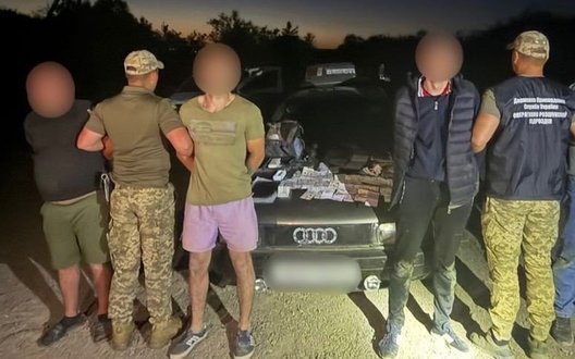 З попереджувальними пострілами та погонею: на Закарпатті затримали переправника з "клієнтами". ФОТОрепортаж