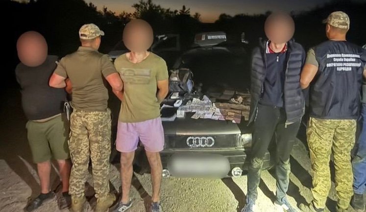 З попереджувальними пострілами та погонею: на Закарпатті затримали переправника з "клієнтами". ФОТОрепортаж