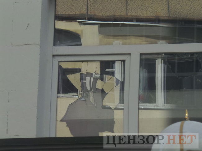 Під час мітингу під ГПУ проти екстрадиції в РФ Тумгоєва сталися сутички: мітингувальники бють вікна, їх у відповідь поливають водою зі шлангів 59