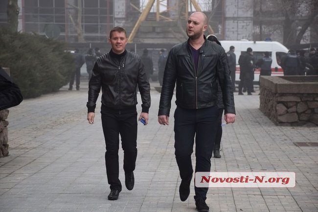 Мітинг за відставку губернатора Савченка в Миколаєві: будівлю облради охороняють сотні силовиків, азовці пройшли всередину, почалися сутички 09