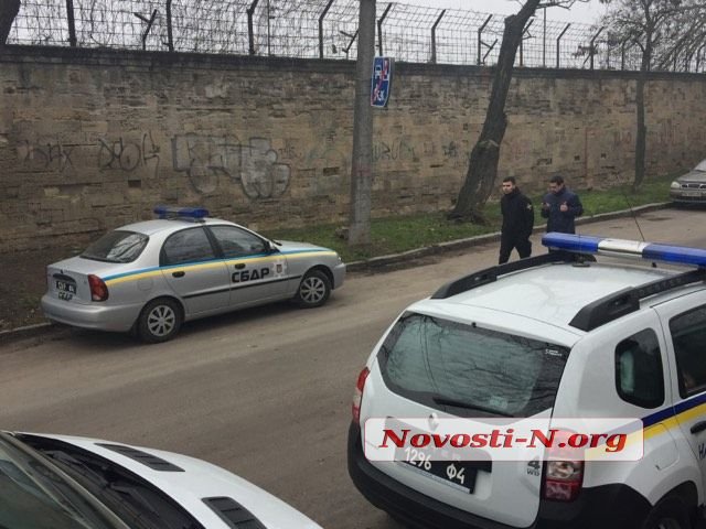 Мітинг за відставку губернатора Савченка в Миколаєві: будівлю облради охороняють сотні силовиків, азовці пройшли всередину, почалися сутички 06
