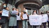 "UKREKSIM Бик" и "Зітріть Мецгера в нуль": журналисты пикетировали "Укрэксимбанк" - из окна на митингующих упал вазон. ВИДЕО+ФОТОрепортаж