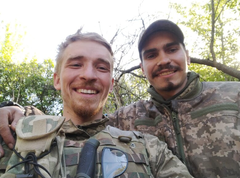 Поет, активіст і випадково єгер Максим Михайлик: Я тільки тут зрозумів, що обстріляний боєць – це не той, хто з автоматом кидається на танк, а хто в окопі. Іноді ми сиділи в окопі по два тижні 02