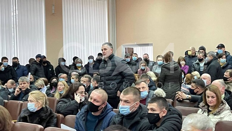 Слуги народу Фастовець та Векленко з групою тітушок намагались зірвати сесію Криворізької райради, - ЗМІ 09
