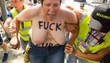 Обнаженная Femen напала на Хряка-прорицателя в фан-зоне. ФОТО