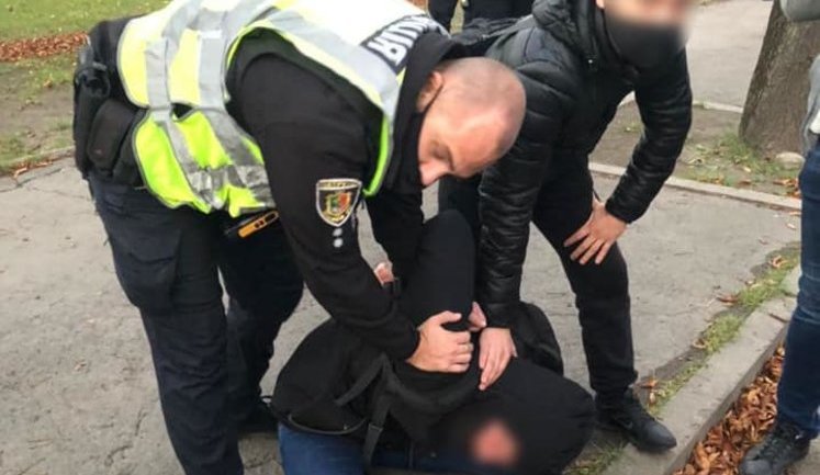 В Кривом Роге мужчина напал с ножом на прохожих: 2 человека убиты, 8 ранены, в т.ч. ребенок, - Нацполиция (обновлено). ФОТО
