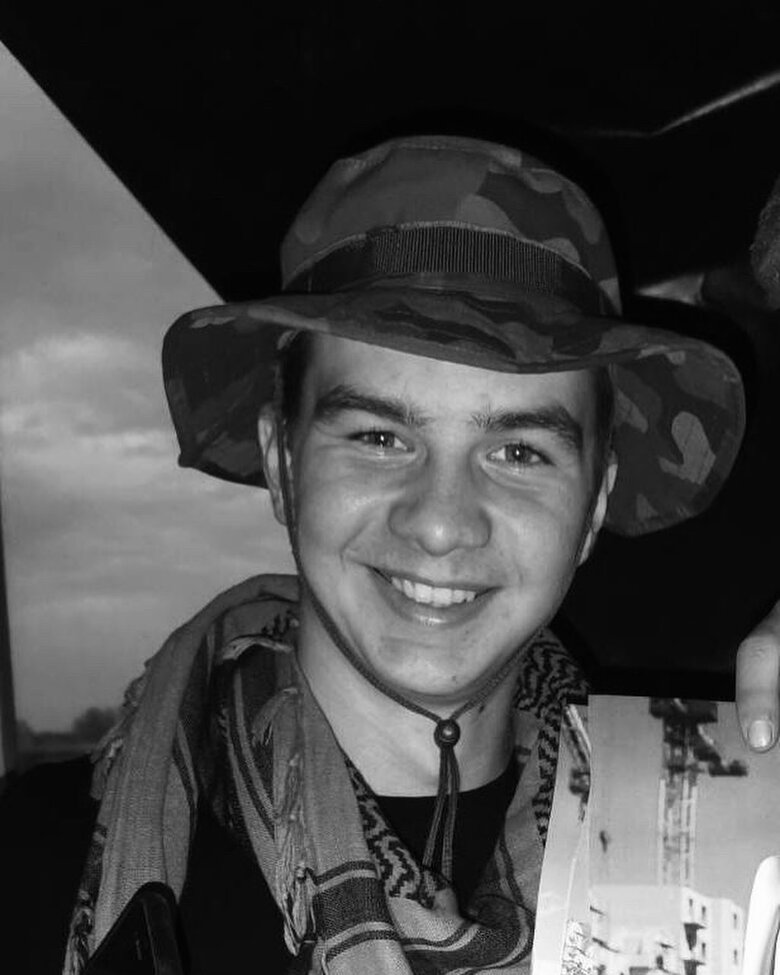 У бою з окупантами, закривши собою від уламків медика та пораненого побратима, загинув воїн 3-ї ОШБ Костянтин Малецький, у лютому йому мало виповнитися 20 років 02