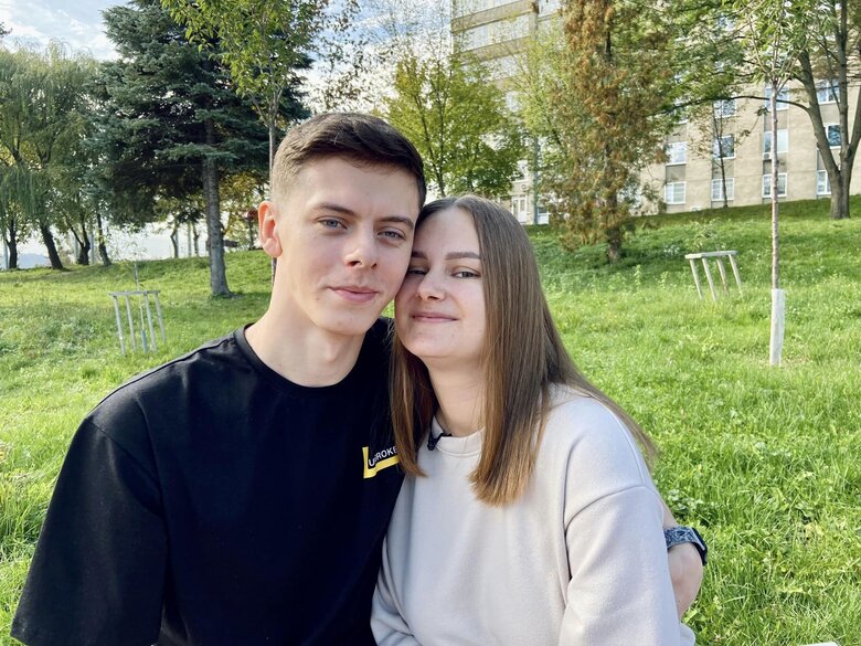 Воїн Сергій Костюченко втратив руку й покинув дівчину, щоб не бути тягарем. Але вона розшукала його, щоб одружитися 01