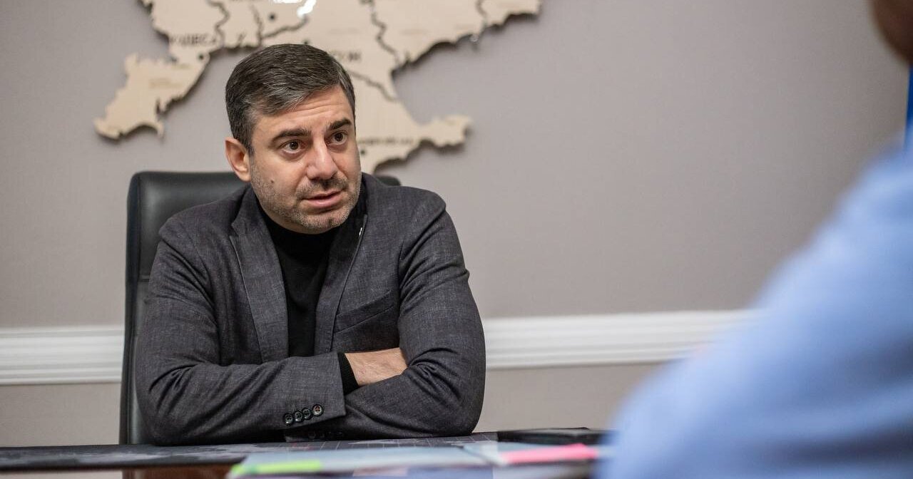 Паспорт для 18-річних за кордоном: Лубінець відповів, як отримати ...