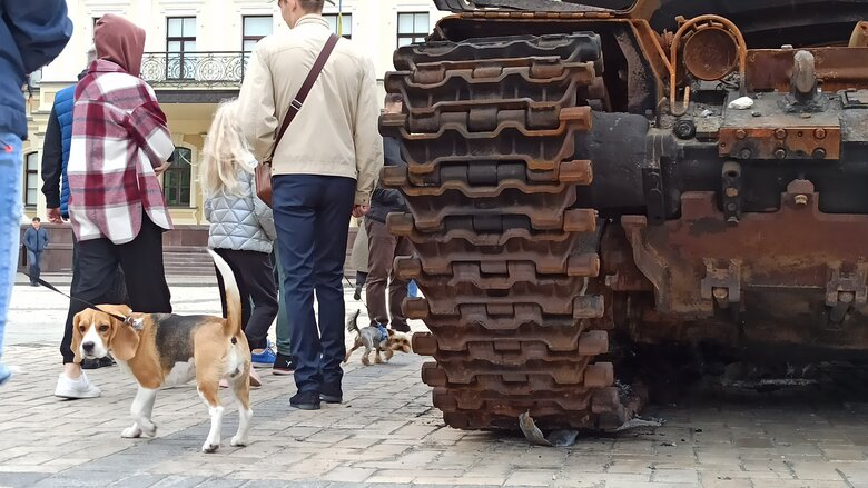 Танк, БМД та Тигр: В центрі Києва відкрилась виставка демілітаризованої техніки російських окупантів 30