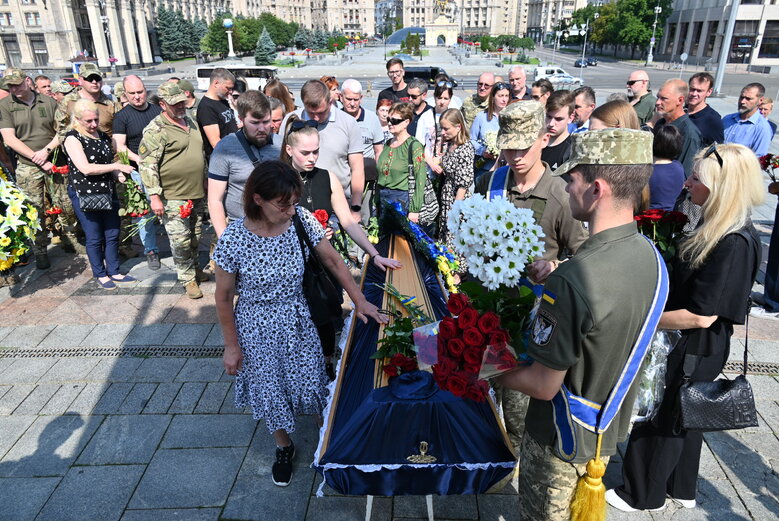 Із загиблим воїном, майданівцем Павлом Каленіченком попрощалися на Майдані Незалежності 30