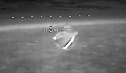 безпілотник наздоганяє росіянина в антидроновому плащі