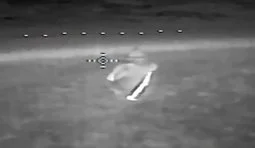 безпілотник наздоганяє росіянина в антидроновому плащі