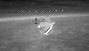 Окупант, нап’яливши антидроновий плащ, бігає полем, марно намагаючись уникнути удару українського БПЛА. ВIДЕО