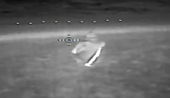 безпілотник наздоганяє росіянина в антидроновому плащі