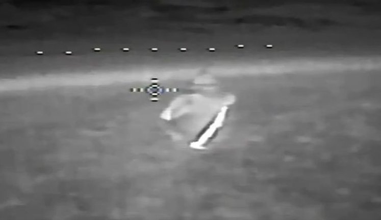 Окупант, нап’яливши антидроновий плащ, бігає полем, марно намагаючись уникнути удару українського БПЛА. ВIДЕО