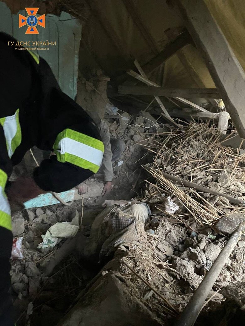 Ворог обстріляв Гуляйполе, рятувальники деблокували постраждалого, затиснутого зруйнованою конструкцією, - ДСНС 01