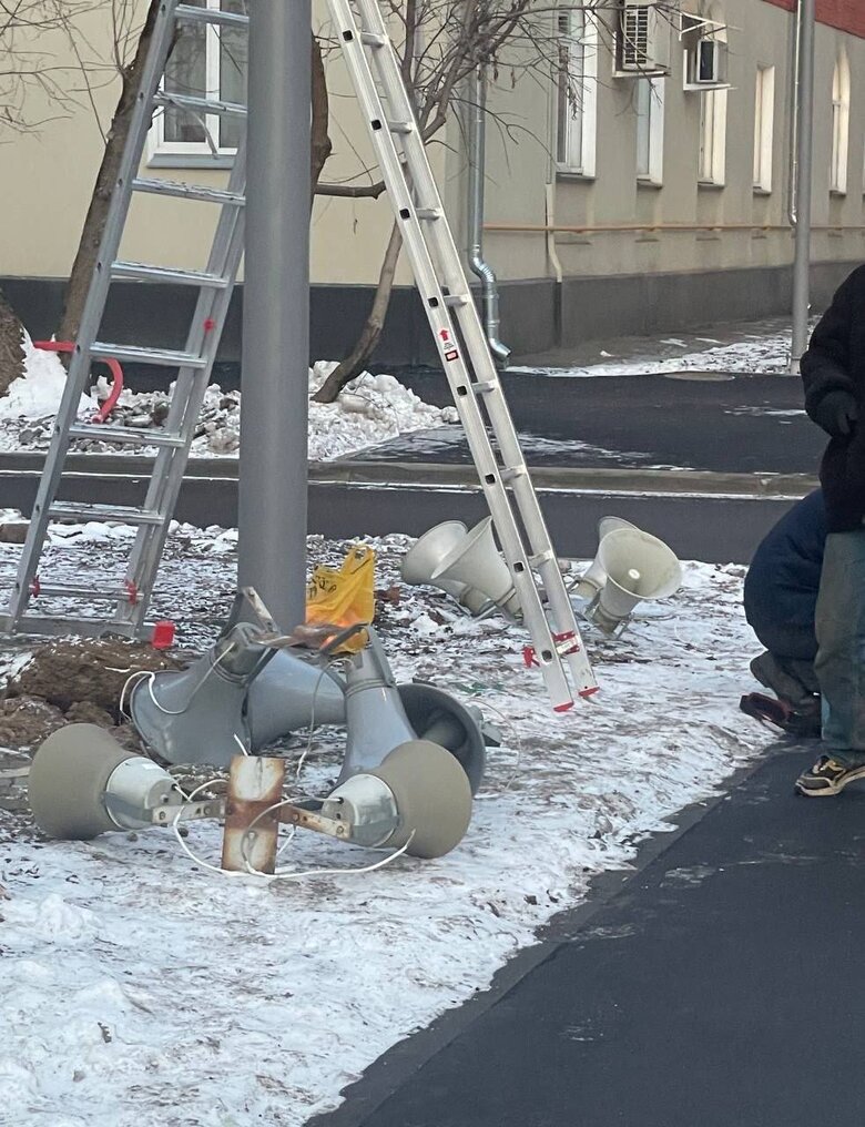 В підвалах московських багатоповерхівок встановлюють лавки, а на вулицях - гучномовці 01