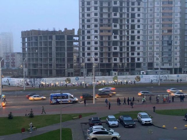 В Беларуси началась всеобщая забастовка: к протестам присоединяются крупные заводы и студенты, люди перекрывают дороги и становятся в цепи 01 В Беларуси началась всеобщая забастовка: к протестам присоединяются крупные заводы и студенты, люди перекрывают дороги и становятся в цепи 01