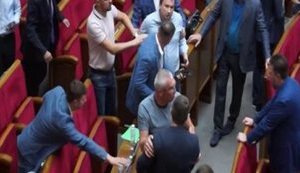 Нардепи Івченко і Сольський побилися у ВР під час виступу прем'єр-міністра Шмигаля. ВIДЕО