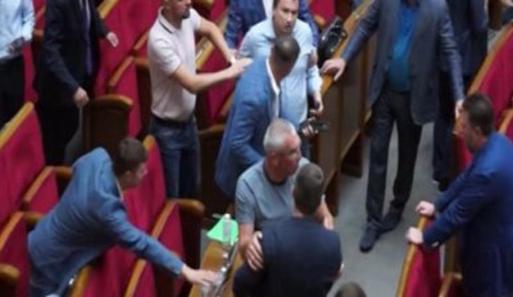 Нардепи Івченко і Сольський побилися у ВР під час виступу прем'єр-міністра Шмигаля. ВIДЕО