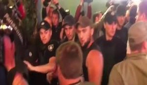 "Чемодан. Вокзал. Россия", - столкновения поклонников и противников Лободы перед отмененным концертом. ВИДЕО