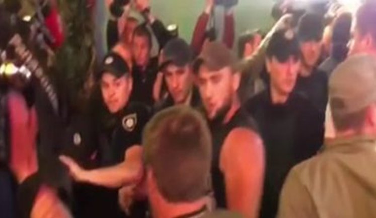 "Чемодан. Вокзал. Россия", - столкновения поклонников и противников Лободы перед отмененным концертом. ВИДЕО