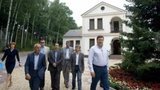 Янукович в скромном уголке "Межигорья" допустил к телу избранных журналистов. ФОТОрепортаж