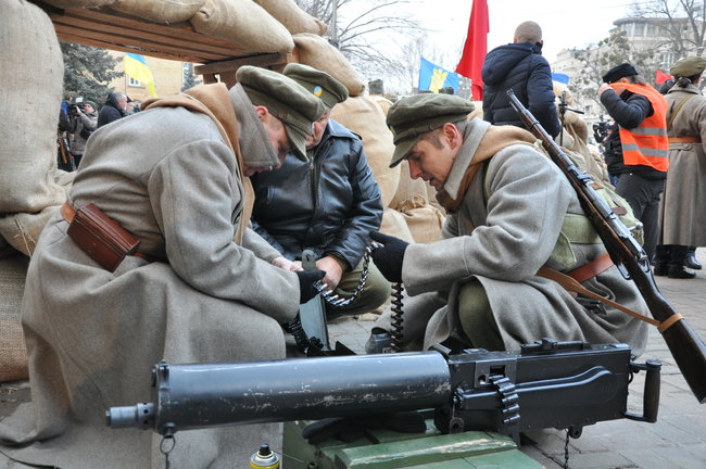 У Києві відбулася історична реконструкція бою за завод Арсенал між військами УНР і більшовиками 05