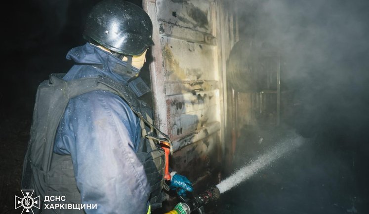 Ворог гатив по Харківщині: пошкоджено цивільну інфраструктуру, серед постраждалих - рятувальники. ФОТОрепортаж